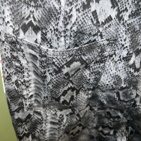 FREE PEOPLE Snake Print High Rise Wide Leg Jeans Size 32 NWT - Picture 11 of 12